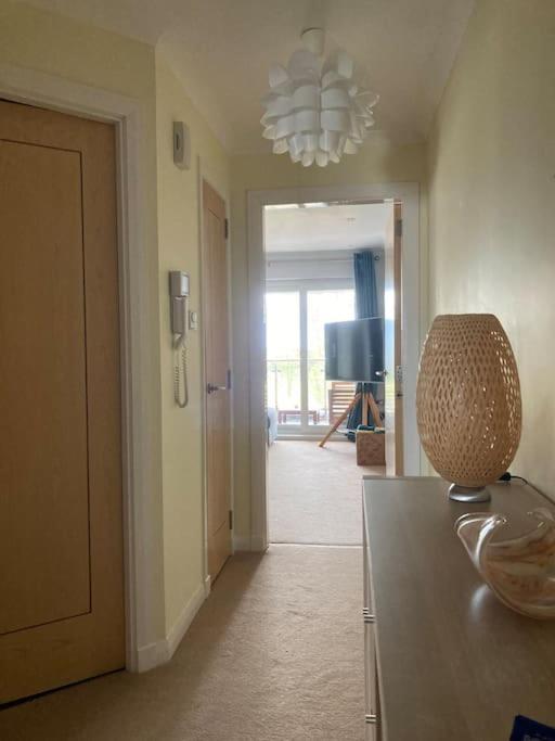 Beautiful 2 Bedroom Flat Overlooking Golf Course คาร์นูสตี ภายนอก รูปภาพ
